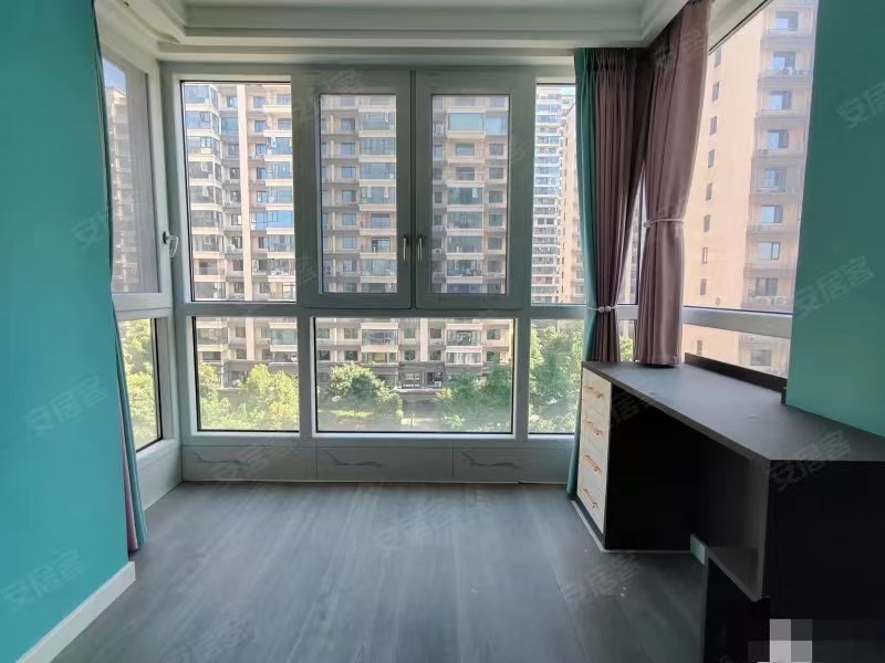 110，急售，荣怀，电梯小高层边户，精装三房，业主一天未住，价格可谈，证满二