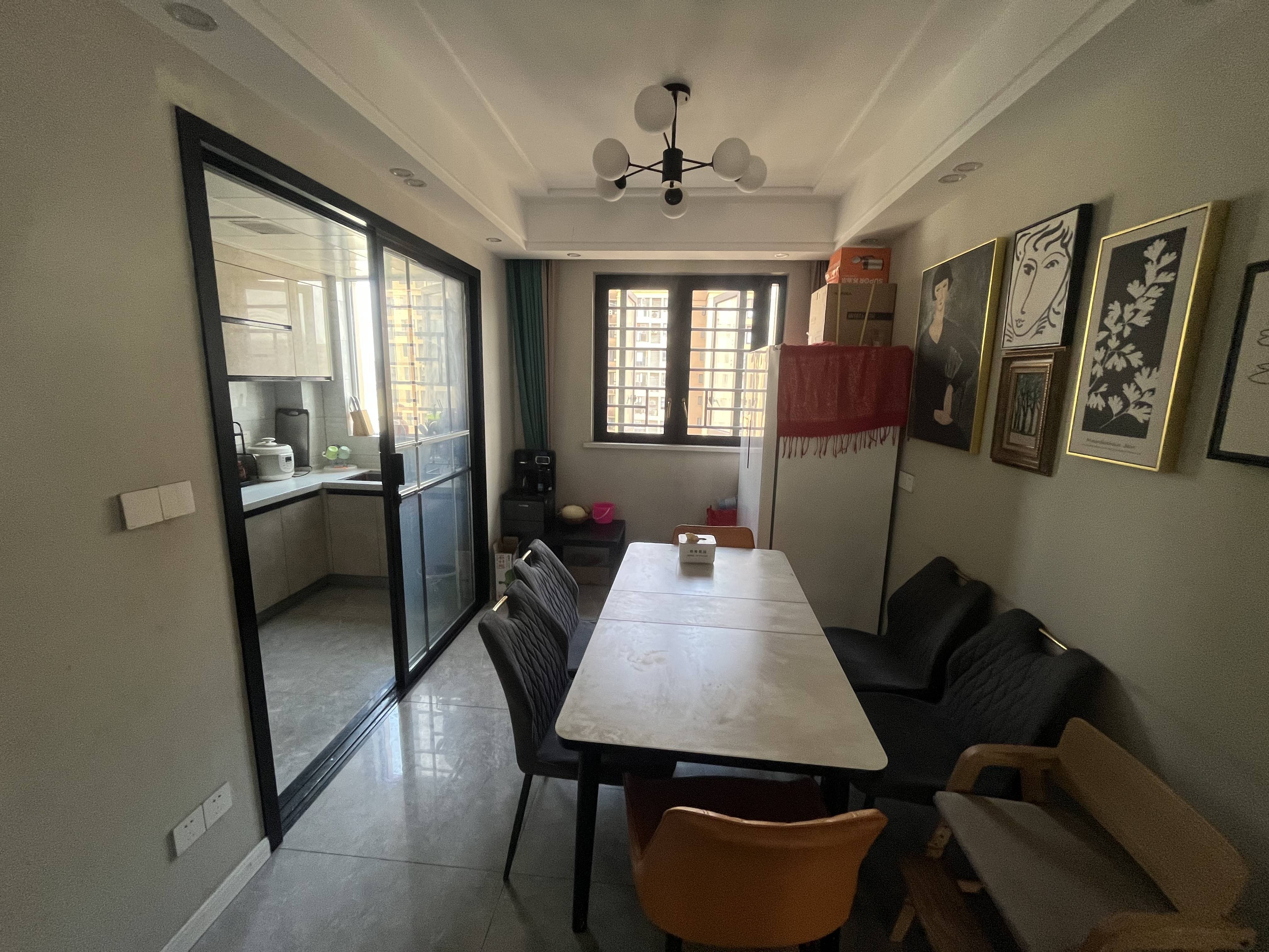 满庭春城西全新装修结了个婚品牌家具家电装修快30个了亏本脱手