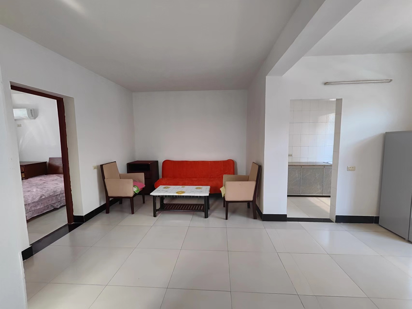 复州花园北门附近私房，四百平，搞么家都方便的吓人，上实验二小近的很，出门就是农贸