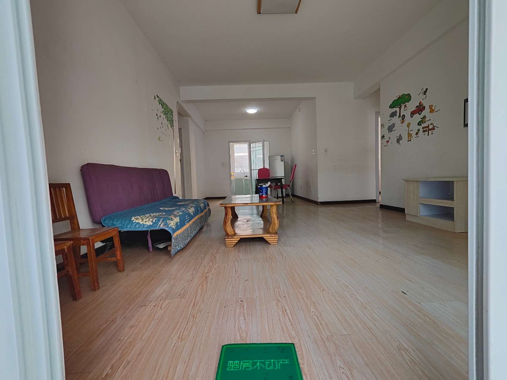 买它准没错了，东边50米三中，西边100米惠优谷幼儿园，往北300米沔小！ 汉江景苑小高层非常稀缺的精装三房两卫，