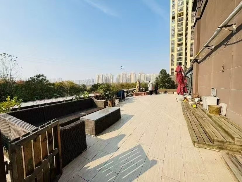 吾悦旁，蓝天新城，送200平大露台❗️送车位​，精装三房两卫，全屋品牌家具家电，成色9.9新，全屋暖气片，证满二