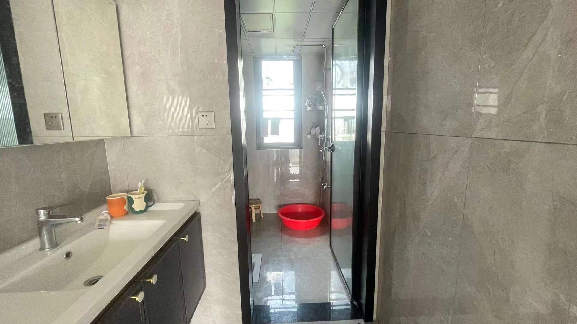 森林国际.精装四房.房子成色新.户型好.看房方便.证件满二