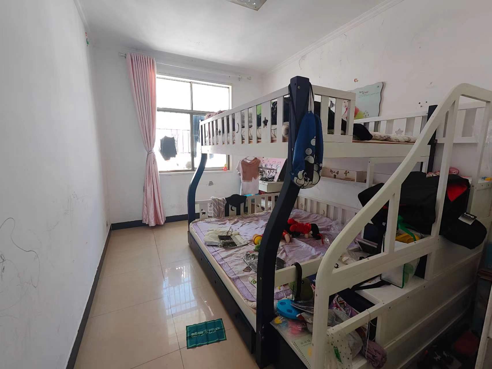 宏达小区优质精装大三房来啦，上仙桃醉好的晓学，实验二晓，楼下就是农贸市场买菜极其方便，车站也近的吓人