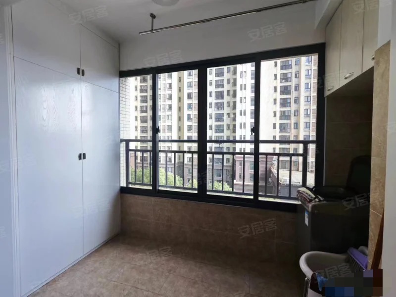 和合国际四期，电梯中层，精装三房，户型方正，成色新