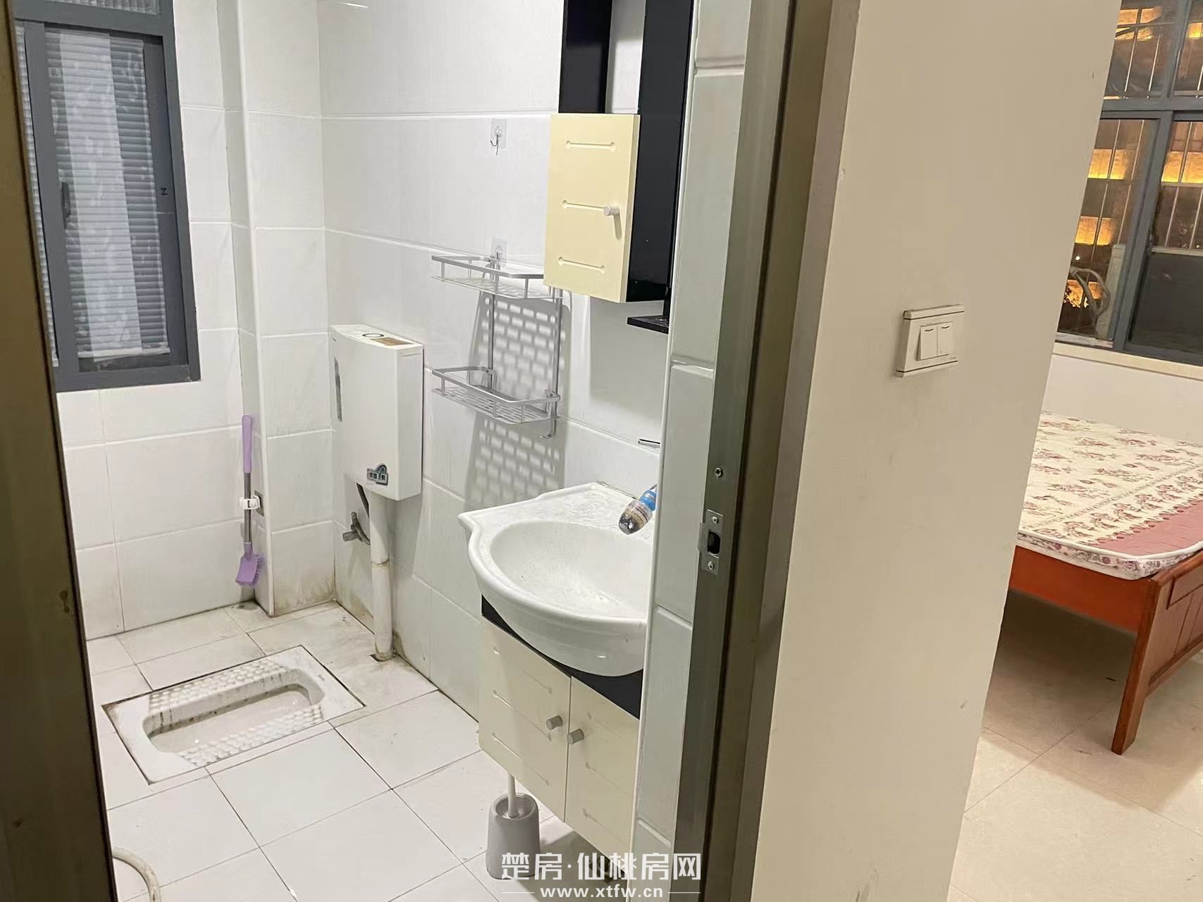 沃尔玛对面，明珠商务酒店对面巷子，2房朝北。