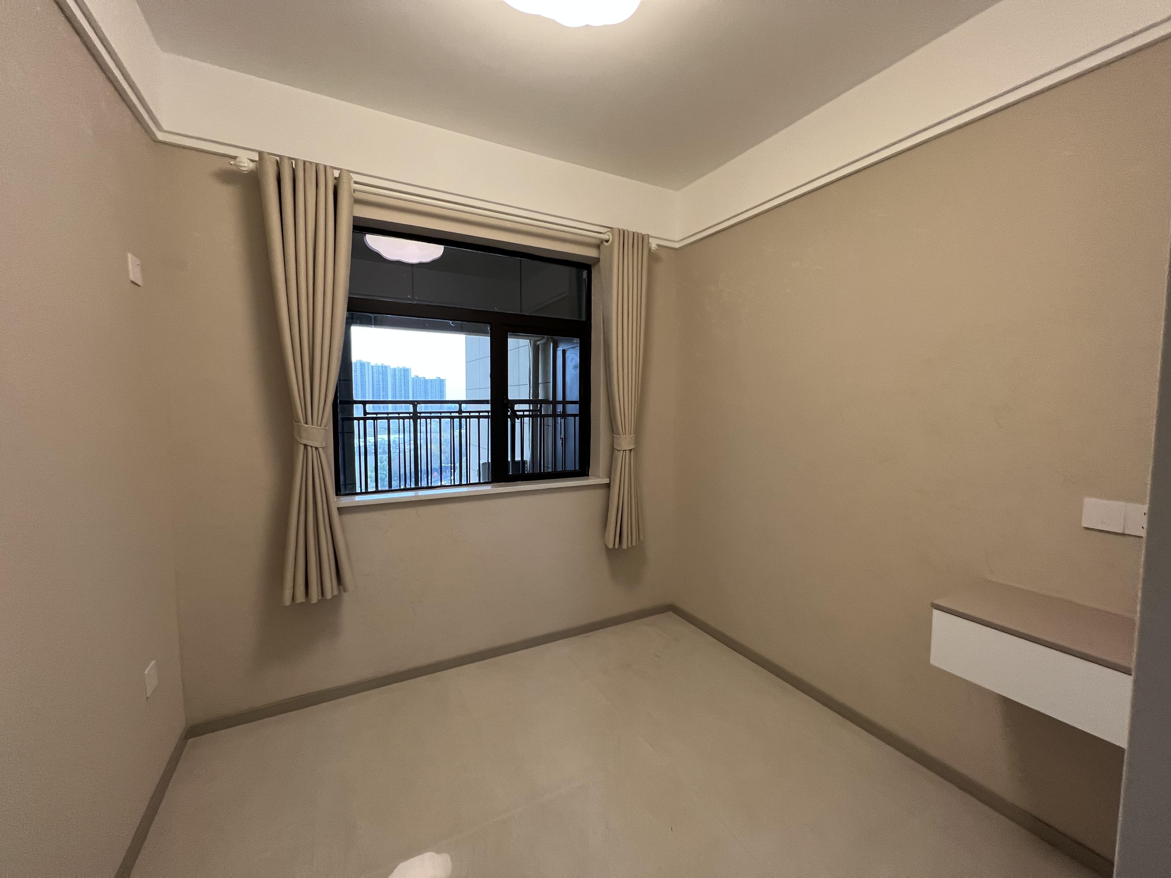 御湖世家3室2厅2卫全新精装修，家具家电都是全新的，装修材料都是大品牌。