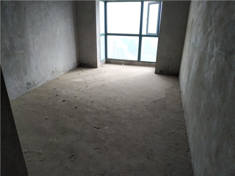 时代广场毛坯大三房， 付12万，证满2年有钥匙看房方便