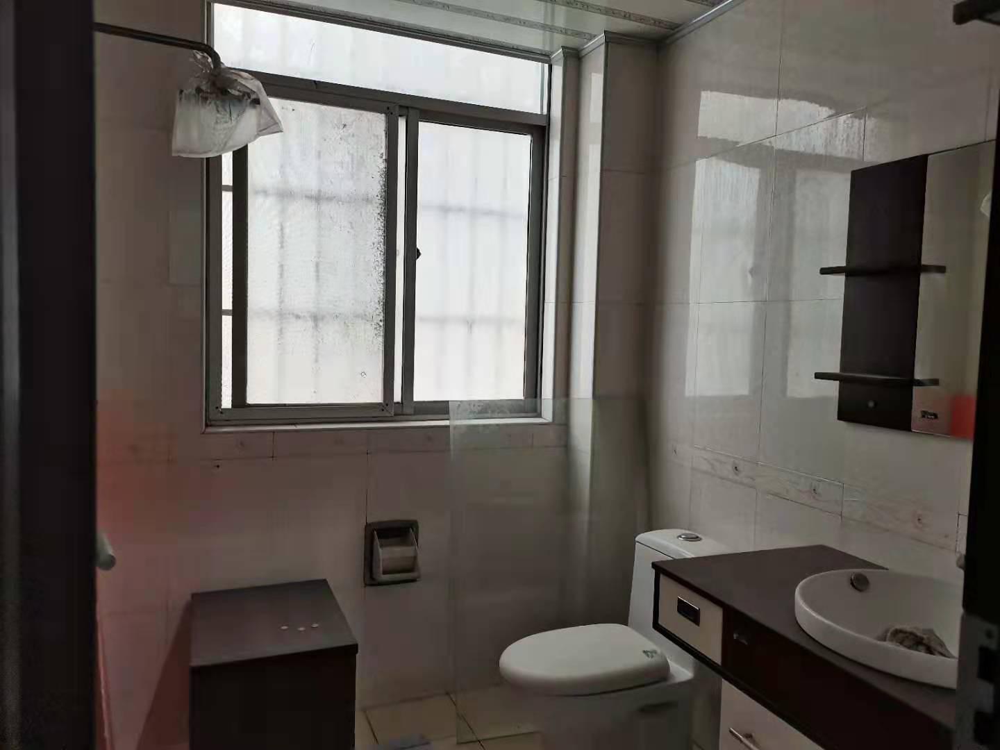 对面是富迪，好楼层，南北通透， 是送地下车库， 售70万元