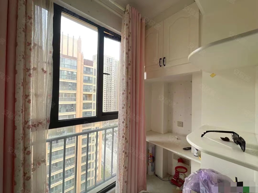 70，捡漏！！满庭春，带供暖，精装大三房边户，单价5500，电梯小高层，好楼层