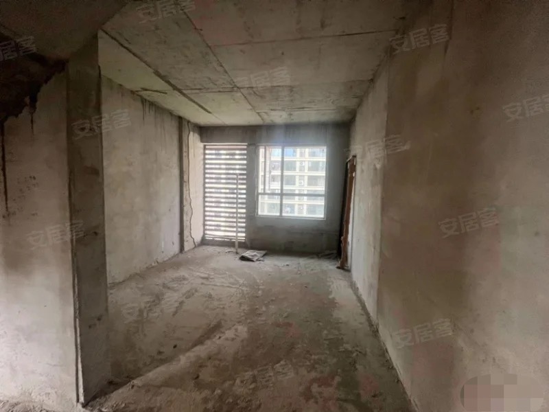 银浮领秀城，楼梯和现浇已弄好，带地下停车位电梯洋房，复式大平层，实际面积300多平，证满二，南北通透双阳台，四开间朝南，