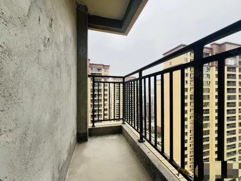 降价了，房东急售，城南新小区，电梯好楼层24楼，单价6153，边户，带车位，毛坯大四房，证满二，双阳台