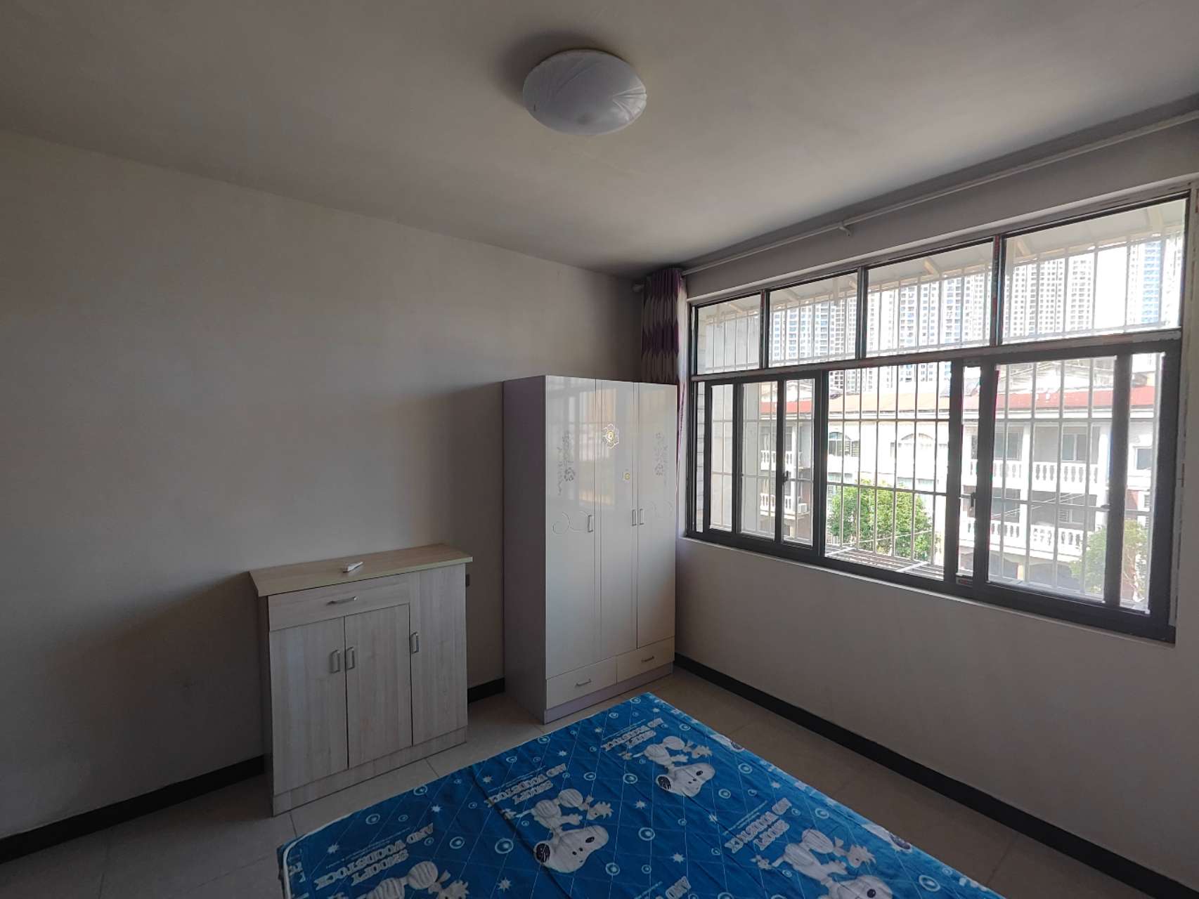 三楼 三楼 职院对面的好房子，单间带卫生间，房子外观新的很，里面装修的也很漂亮，