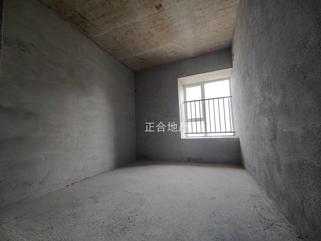 蓝天白云稀少小三房！单价6200！