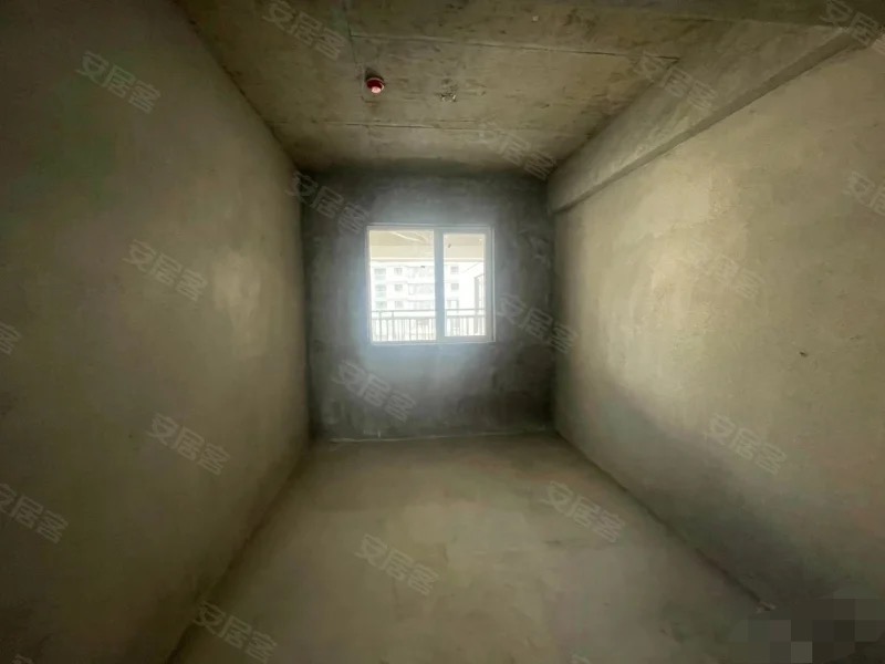 降价了，房东亏本出售，蓝天白云，买房送车位，中间好楼层，毛坯三房，证满二，