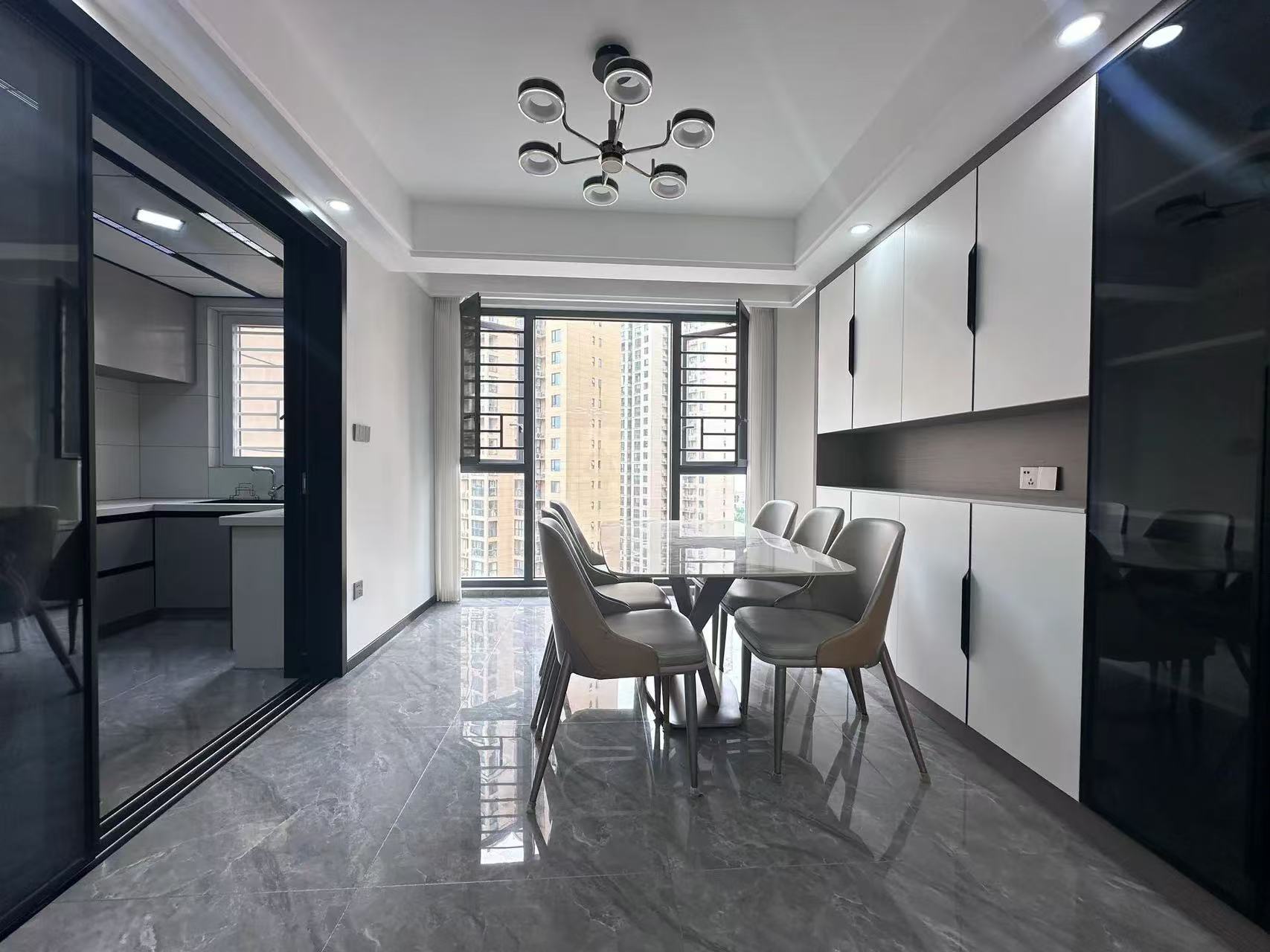 亏本出售，满庭春，边户，双阳台，精装大三房，基本未住，证满二，中间楼层