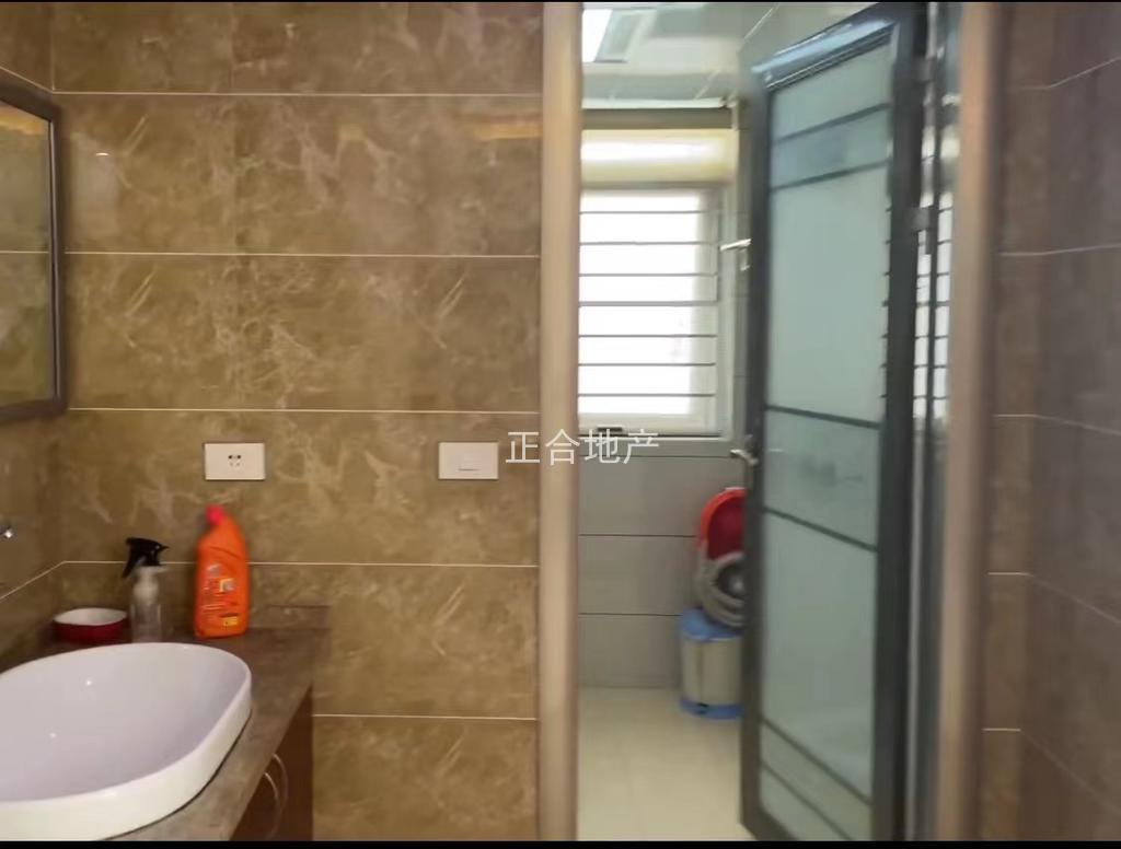 城西中央华府小高层精装大三房，送地下车位，下楼菜场，商圈