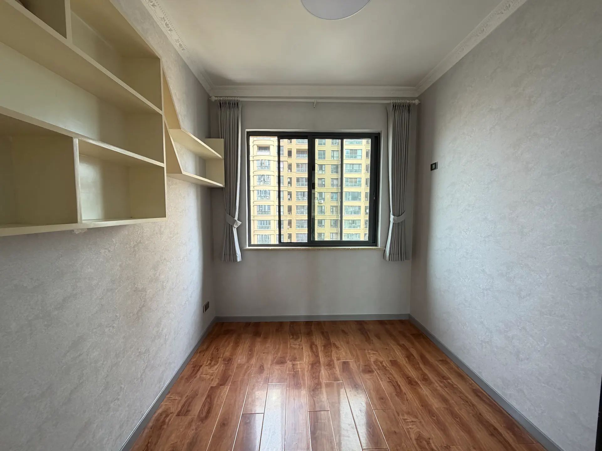 降价了，城东品质小区，公园世家，电梯19楼，东边户，精装三房两卫，证满二