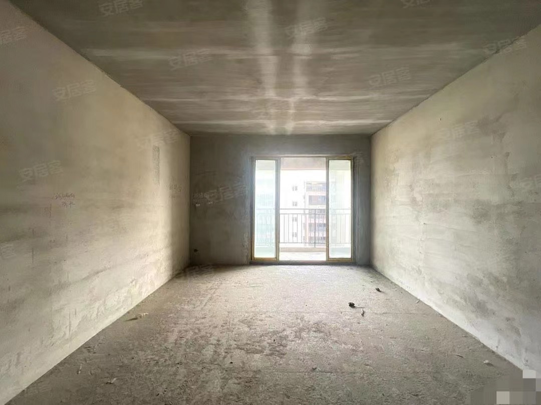 降价了，房东亏本出售，元泰C区，单价4字开头，毛坯三房，证满二，速度捡漏