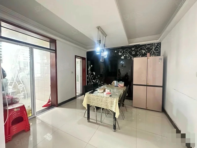 375，商城附近，汽修小区，步梯三楼，房龄新，精装三房，南北通透