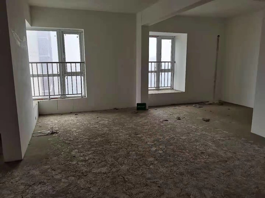 福星城，毛坯大三房，户型方正， 高中都在旁边，楼层超好！