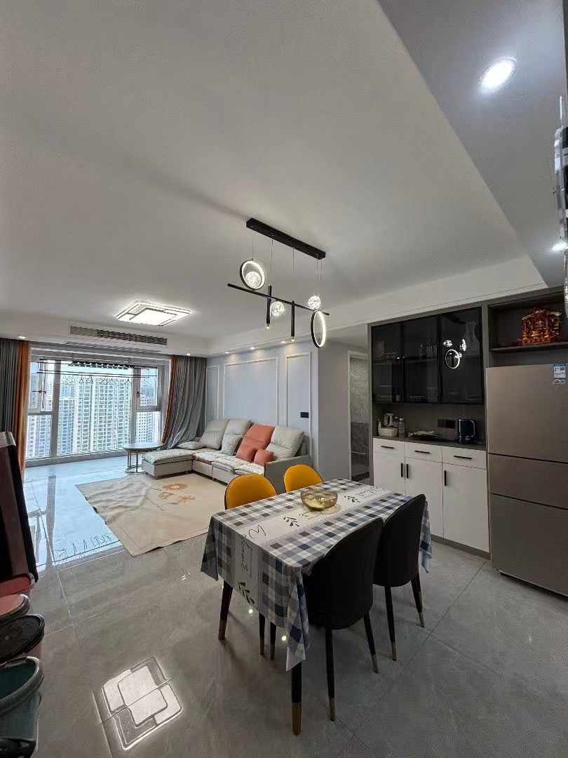 新二中二小旁，沔阳清华园，精装大三房两卫，可拎包人住！单价5字头，老证