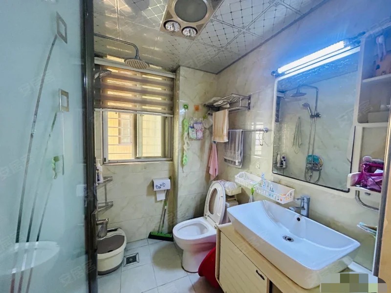 ？急售，四中旁，东城国际，电梯精装大三房，单价3600，楼层好