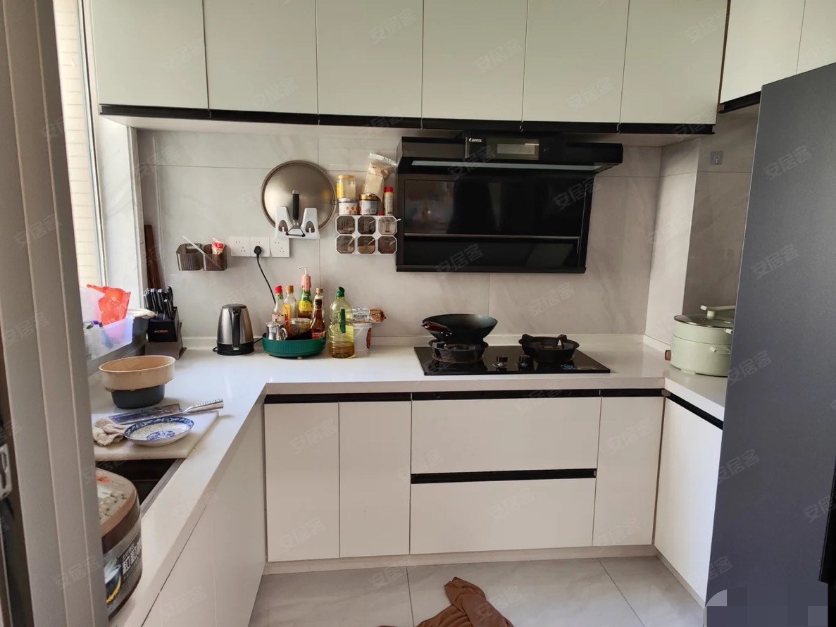 72，房东诚心出售，新城名都，小高层好楼层11楼，精装三房，大阳台，全屋品牌