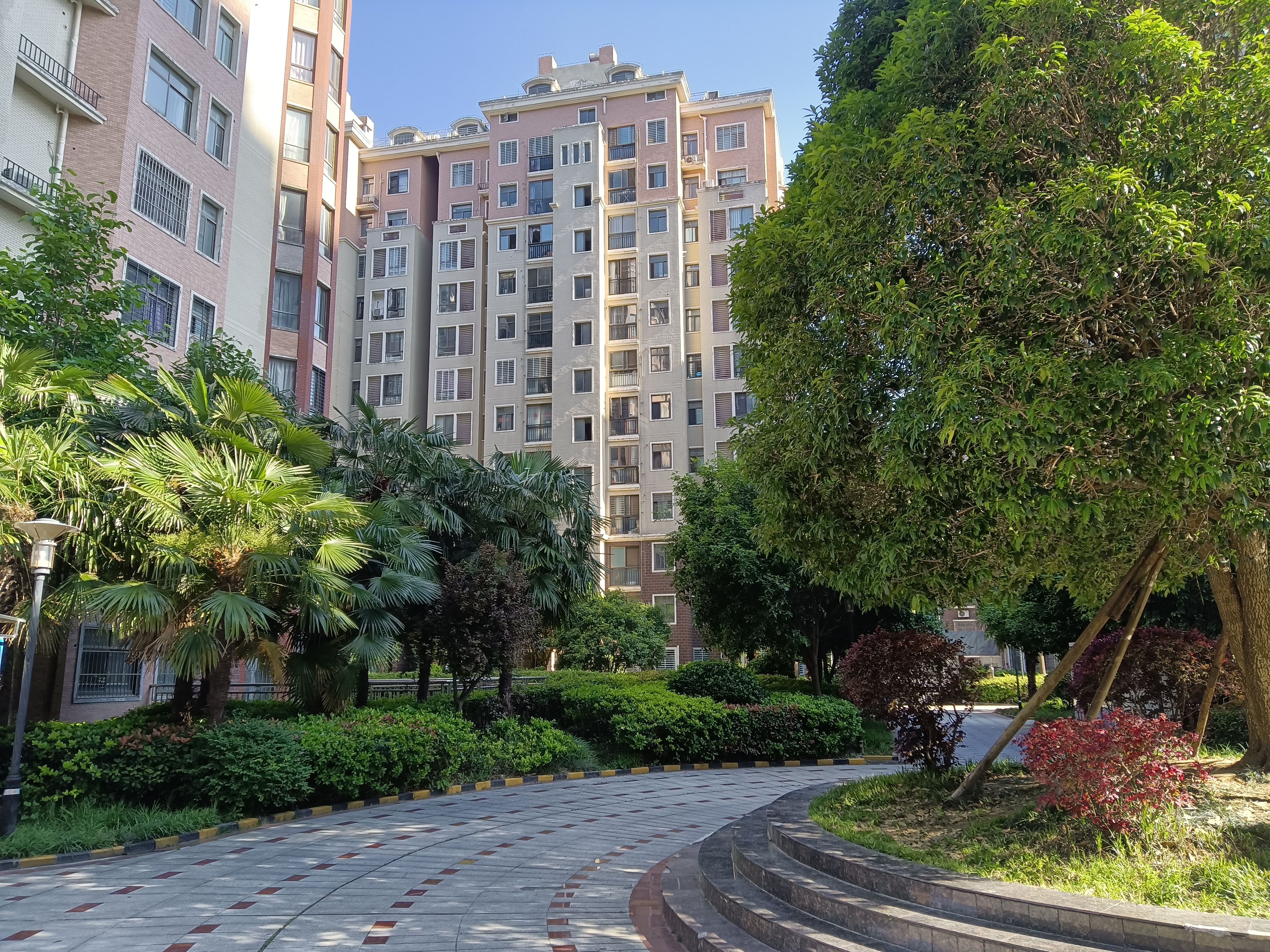 金诚花园 地段好 精装大四房 看房有钥匙