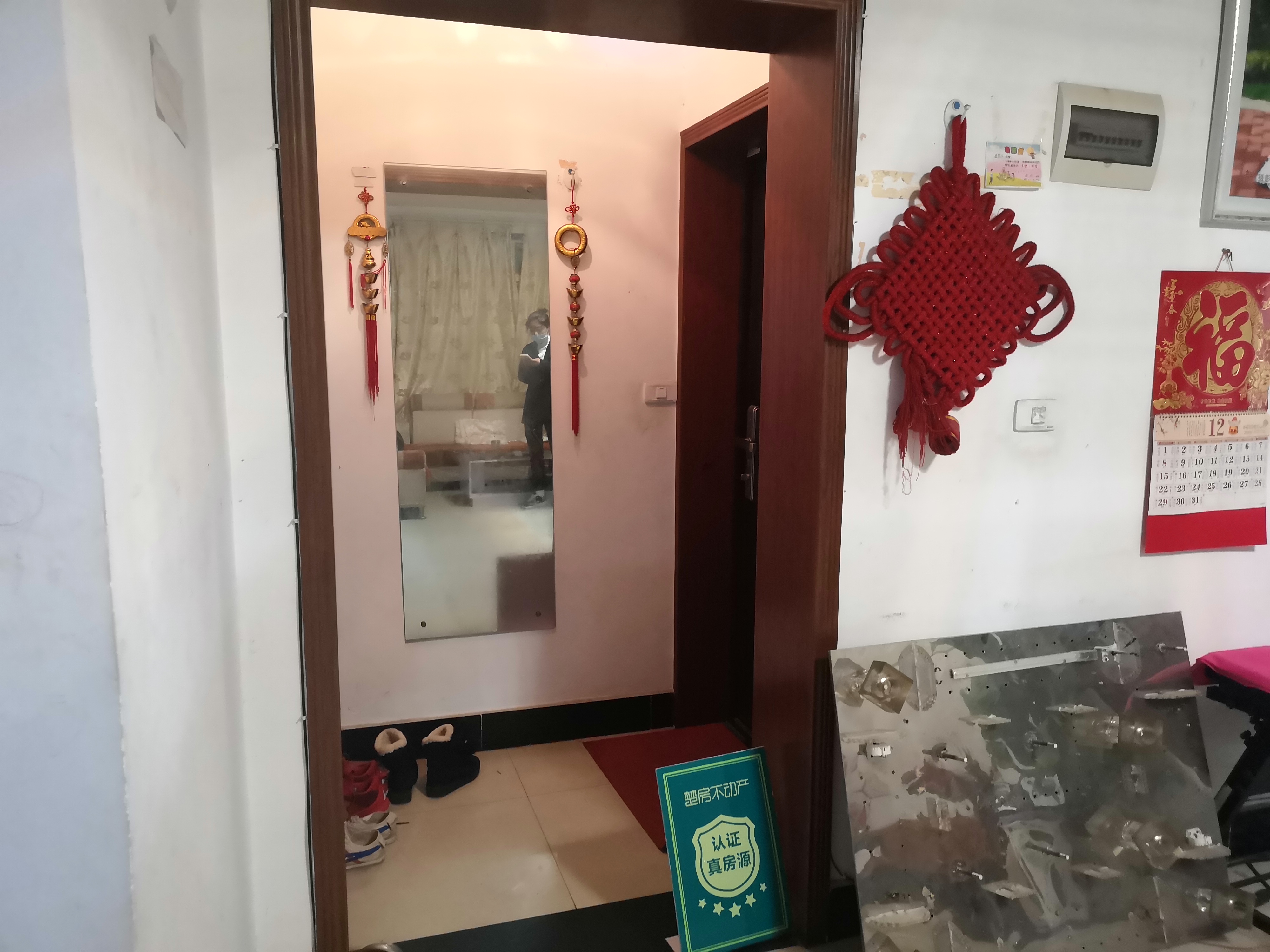 云顶酒店后润沁小区带装修两室半诚意出售