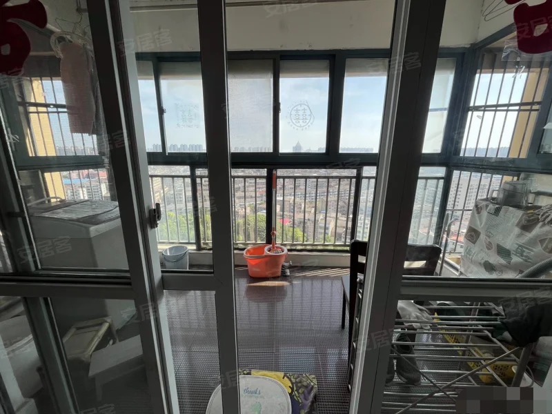 商城旁，圣淘沙精装四房，单价4000全屋暖气片，江景电梯房