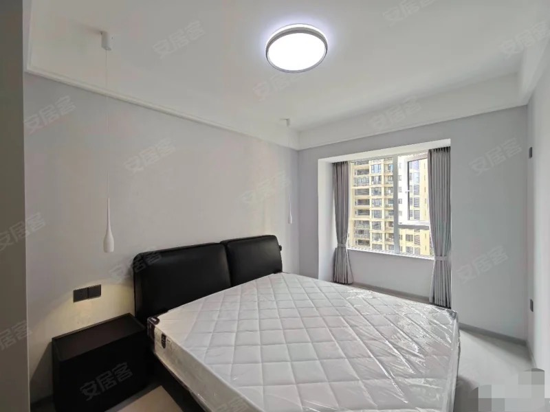 森林国际城北苑，电梯小高层，好楼层，全新精装三房二卫，业主包满二送车位