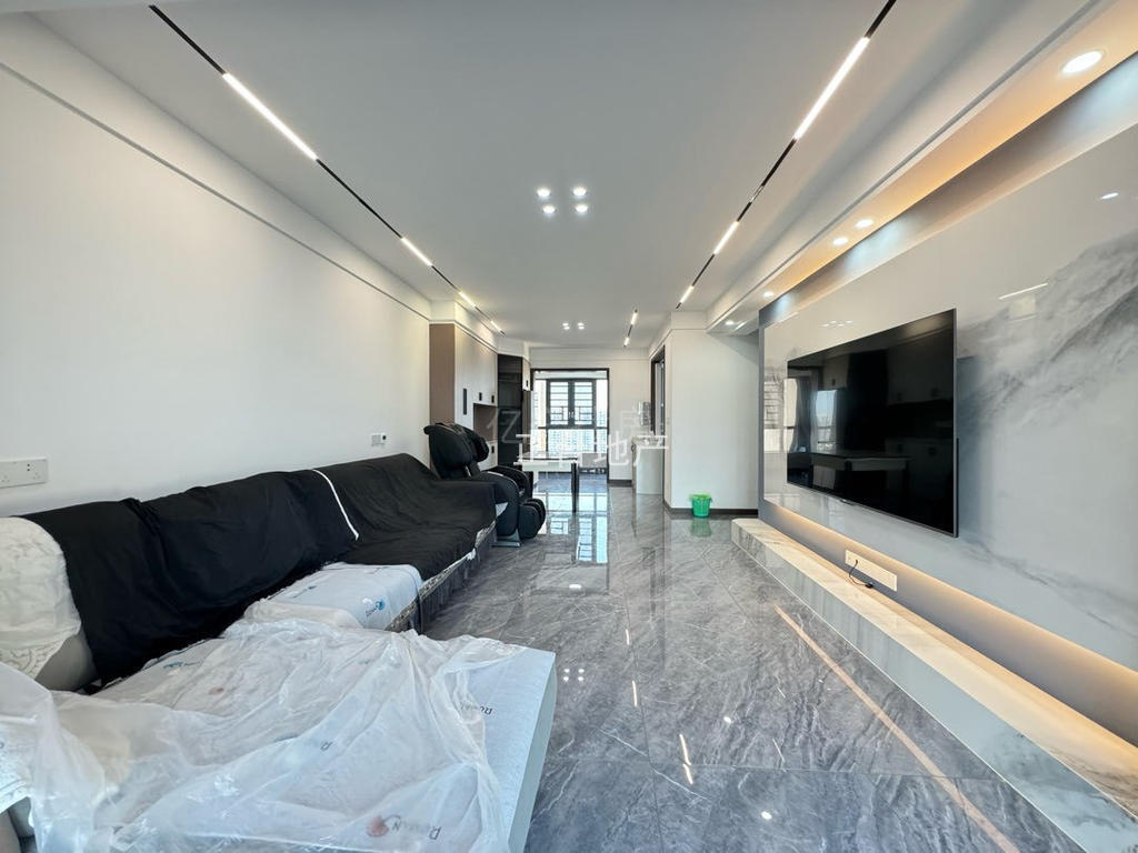 业主亏本诚心出售，城南，南国明珠，电梯好楼层，全屋品牌装修，户型好。精装四房