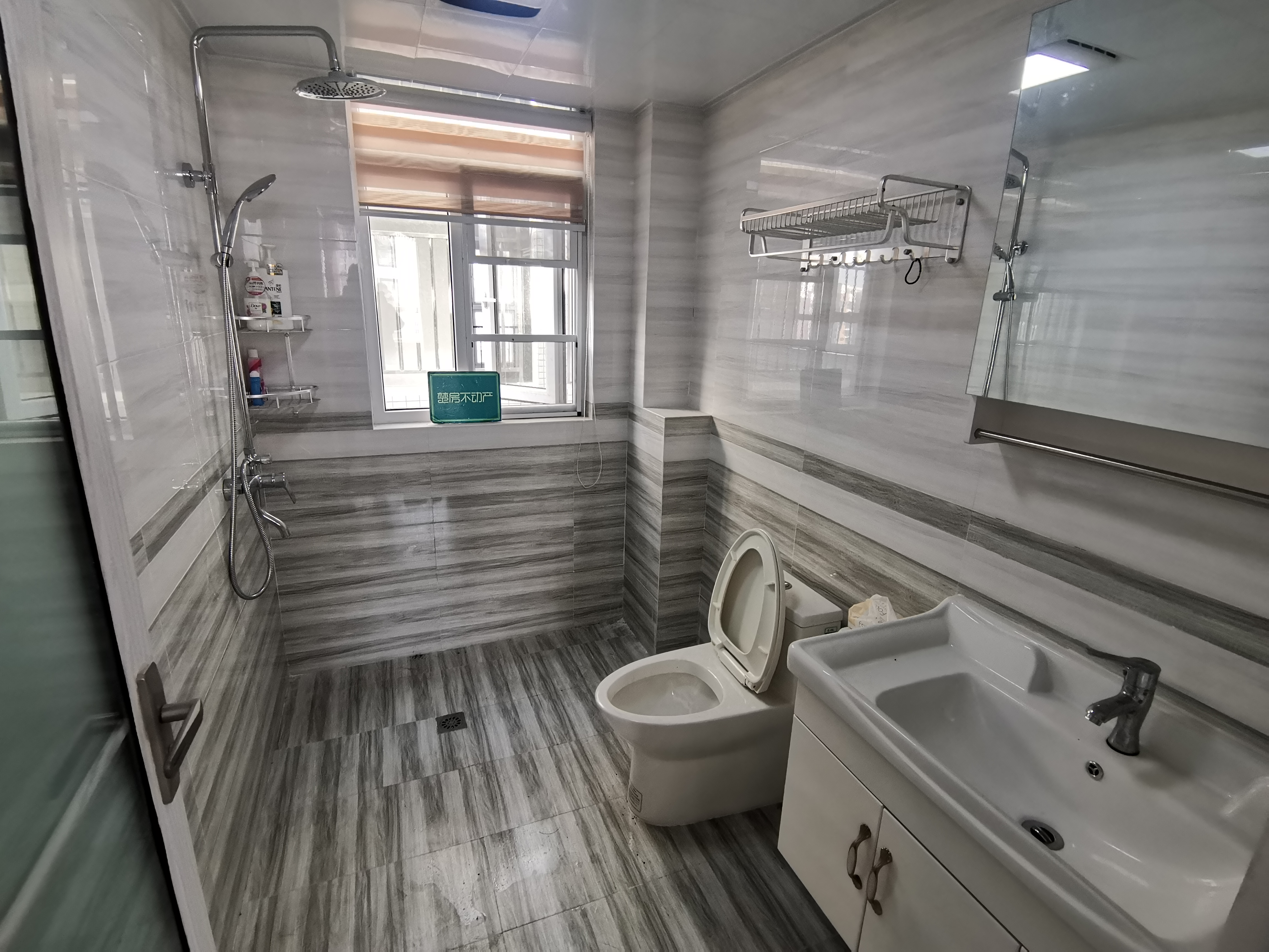 沔阳公馆精装三房两卫，视野采光好，全新装修拎包入住！