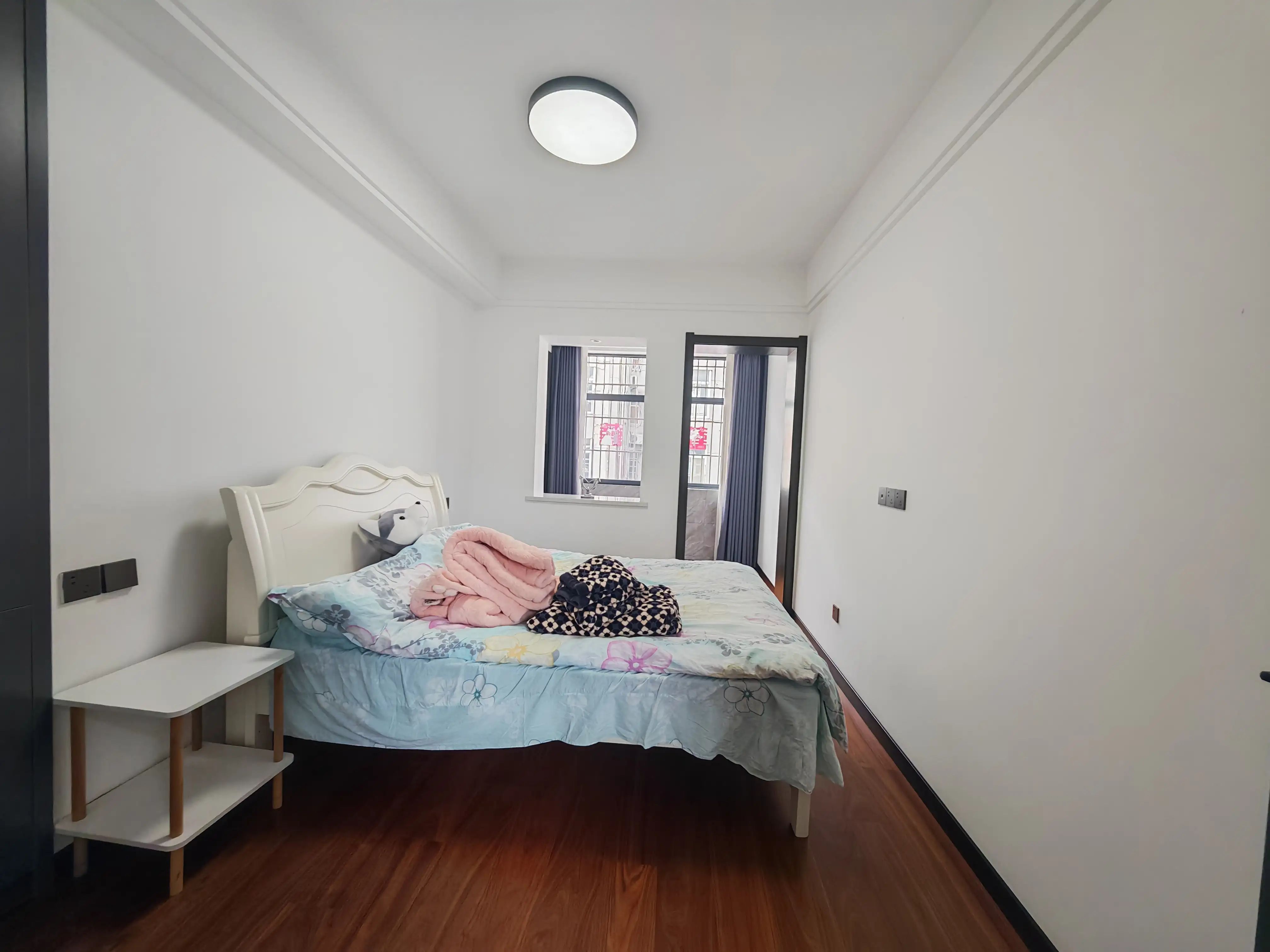 城南，北苑旁，电梯5楼，精装四房二卫，送大地下室，二个大露台