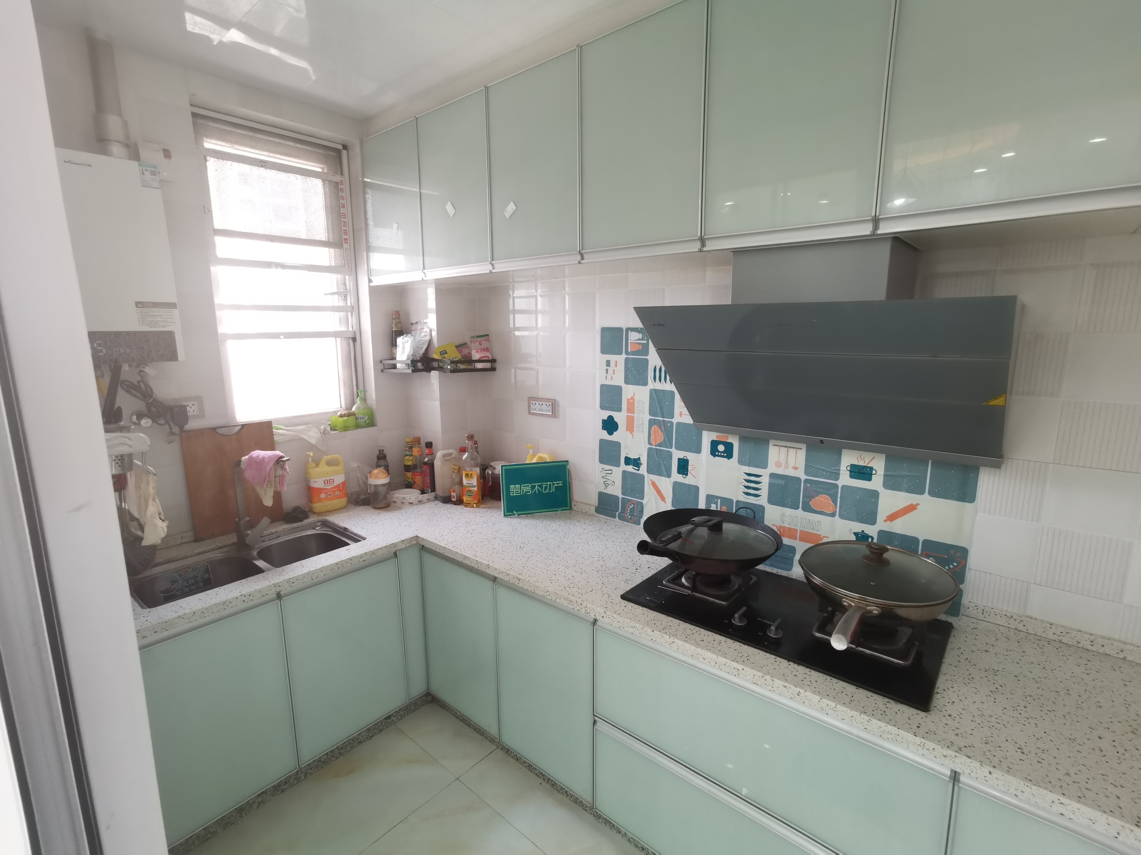 满庭春精装大三房，证满2年，业主诚心卖，价格可谈