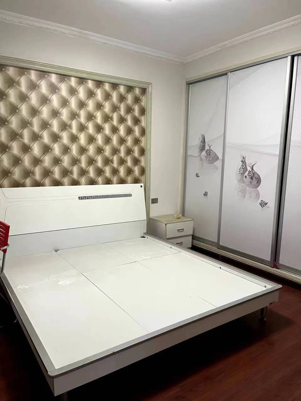 亏本急售，电梯大三房，精装，南北通透，证满二