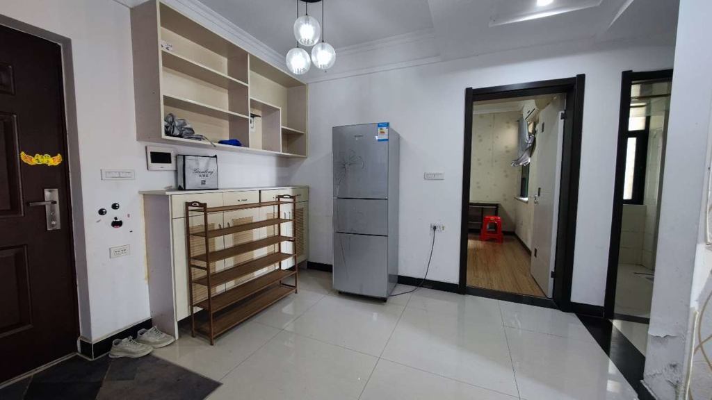 沔街三小旁，新城壹号小高层精装两房，自住，出租，过渡均宜。看房方便