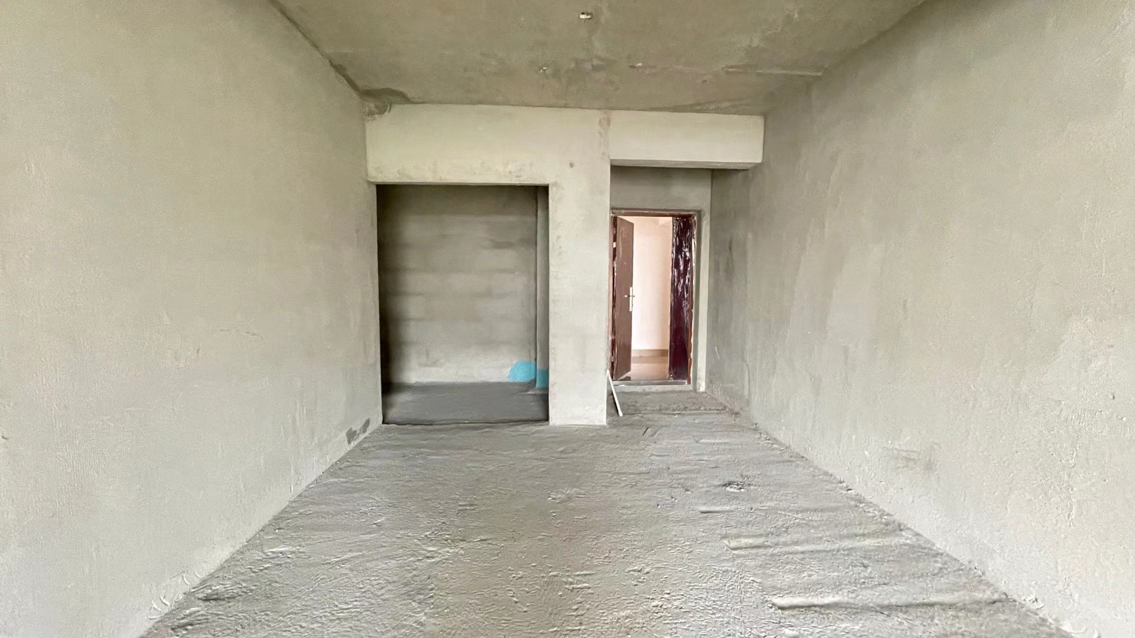 蓝天新城.毛坯小三房中间楼层.小区环境好.看房方便