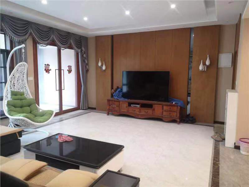 小区环境优美，三丰鼎城小洋房5室2厅2卫精装修