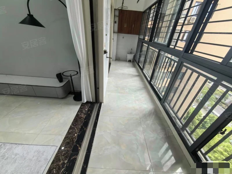 一中对面，翰林公馆精装四房，单价4900中间楼层，南北通透