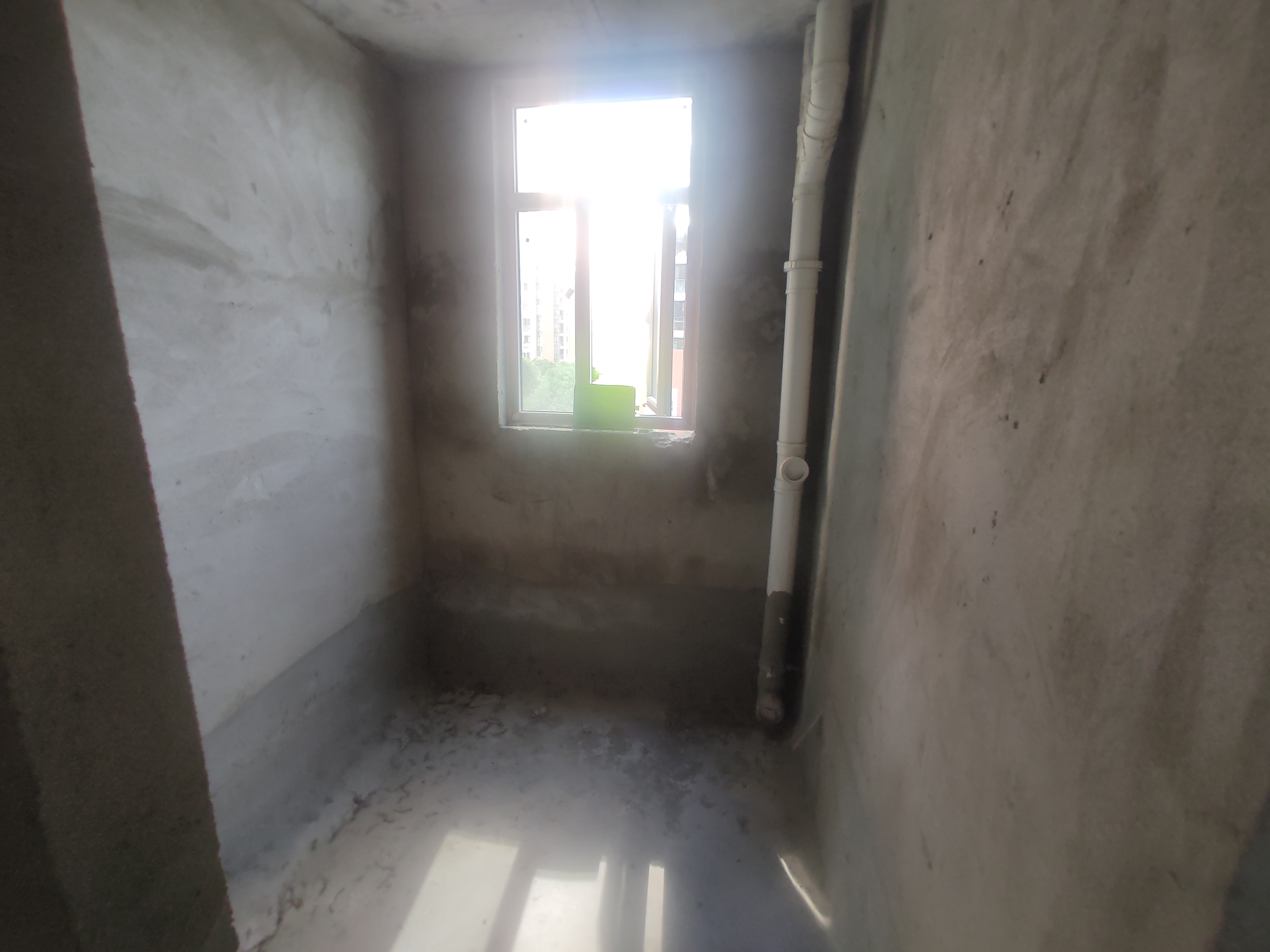 沔阳公馆毛坯三房两卫边户.代超达露台担架只要5000.看房方便