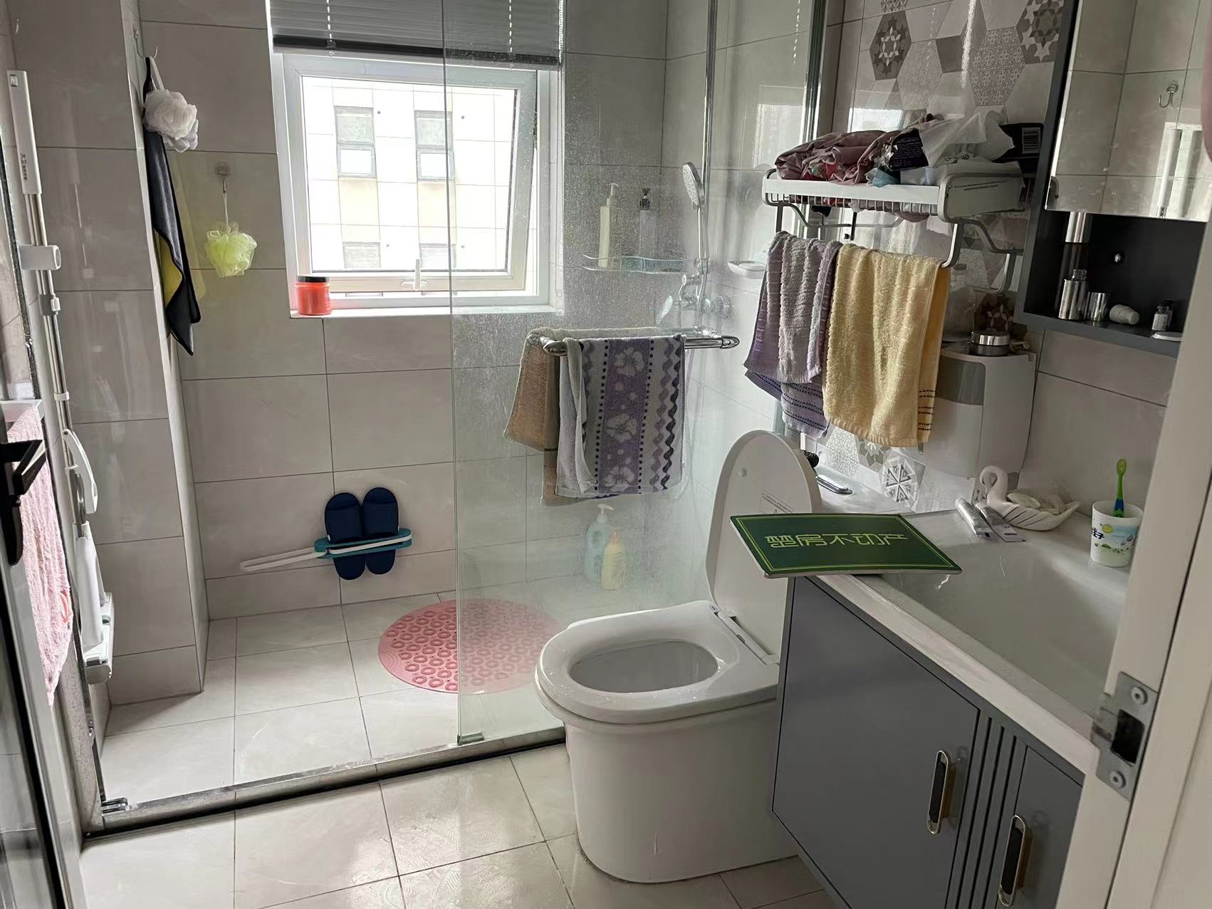 新叁仲门口，元泰未来城，精装三房，很少住人，好楼层，拎包入住，