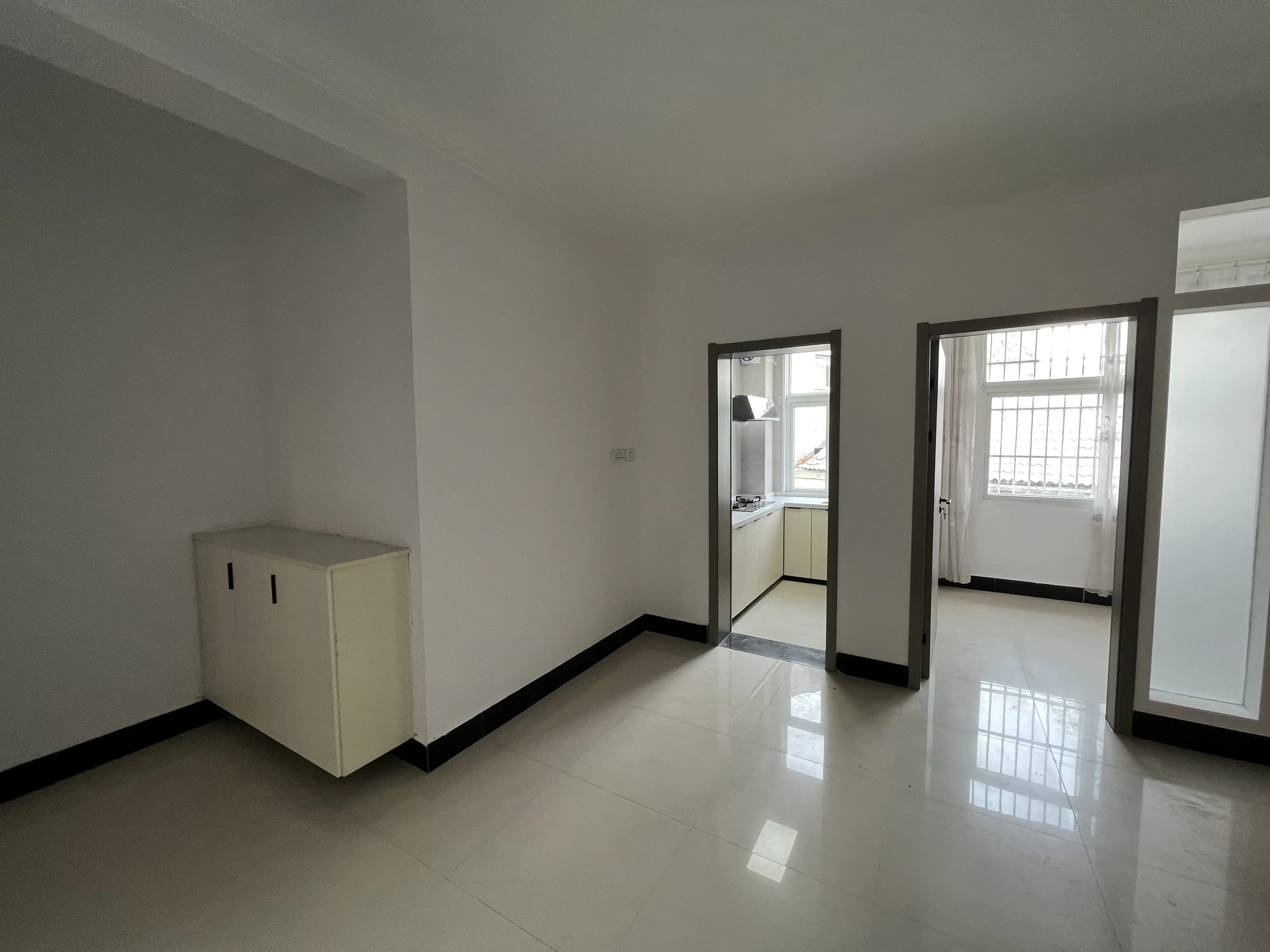 鸿晧苑小区2室2厅已装修房屋保养不错外观成色很新，优价出售！