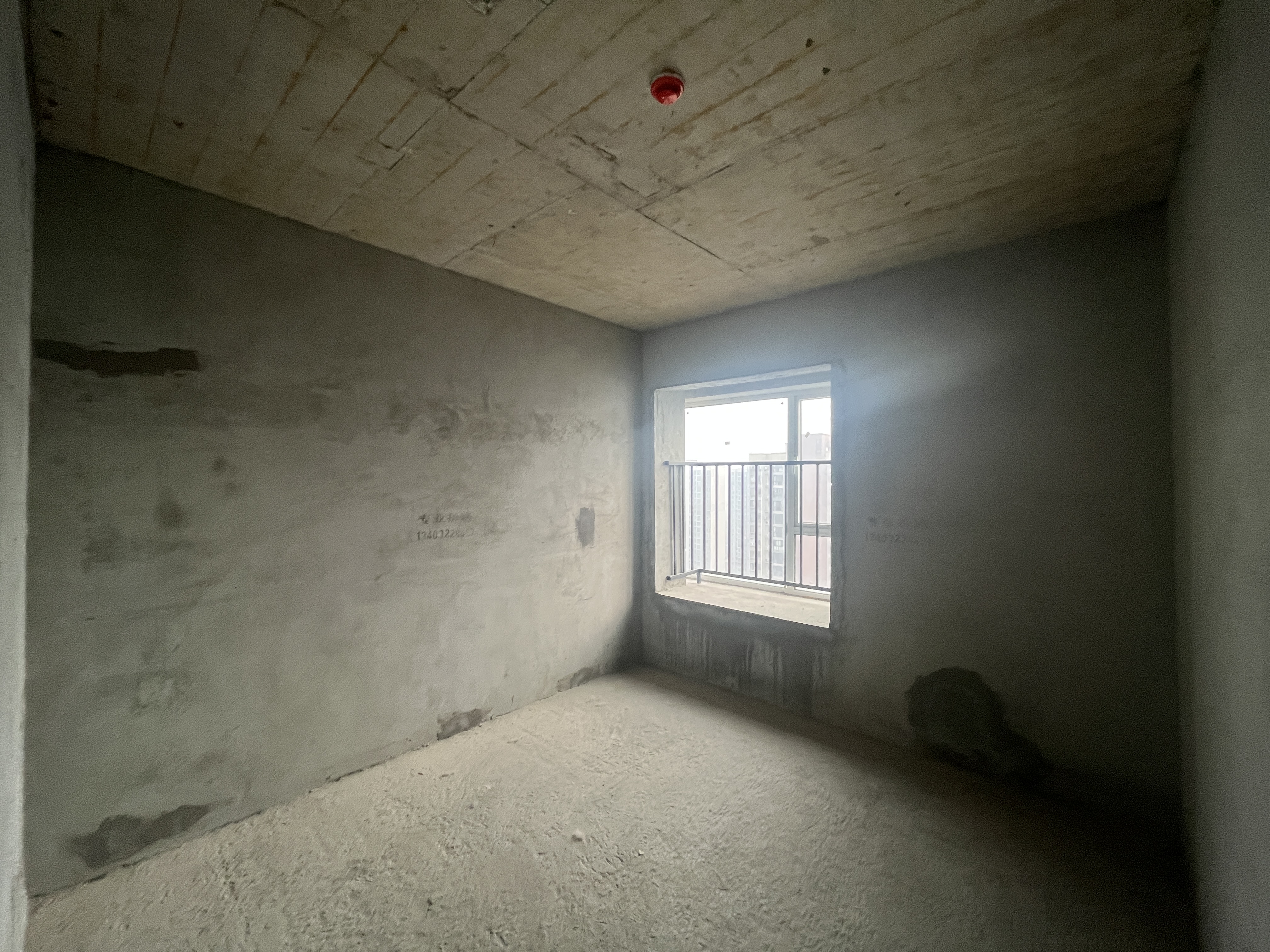 蓝天白云.毛坯三房.带车位，南北通透.看房方便