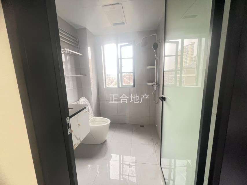 城南，新城壹号五期，一天未住，精装三房两卫，好楼层，三开间朝南