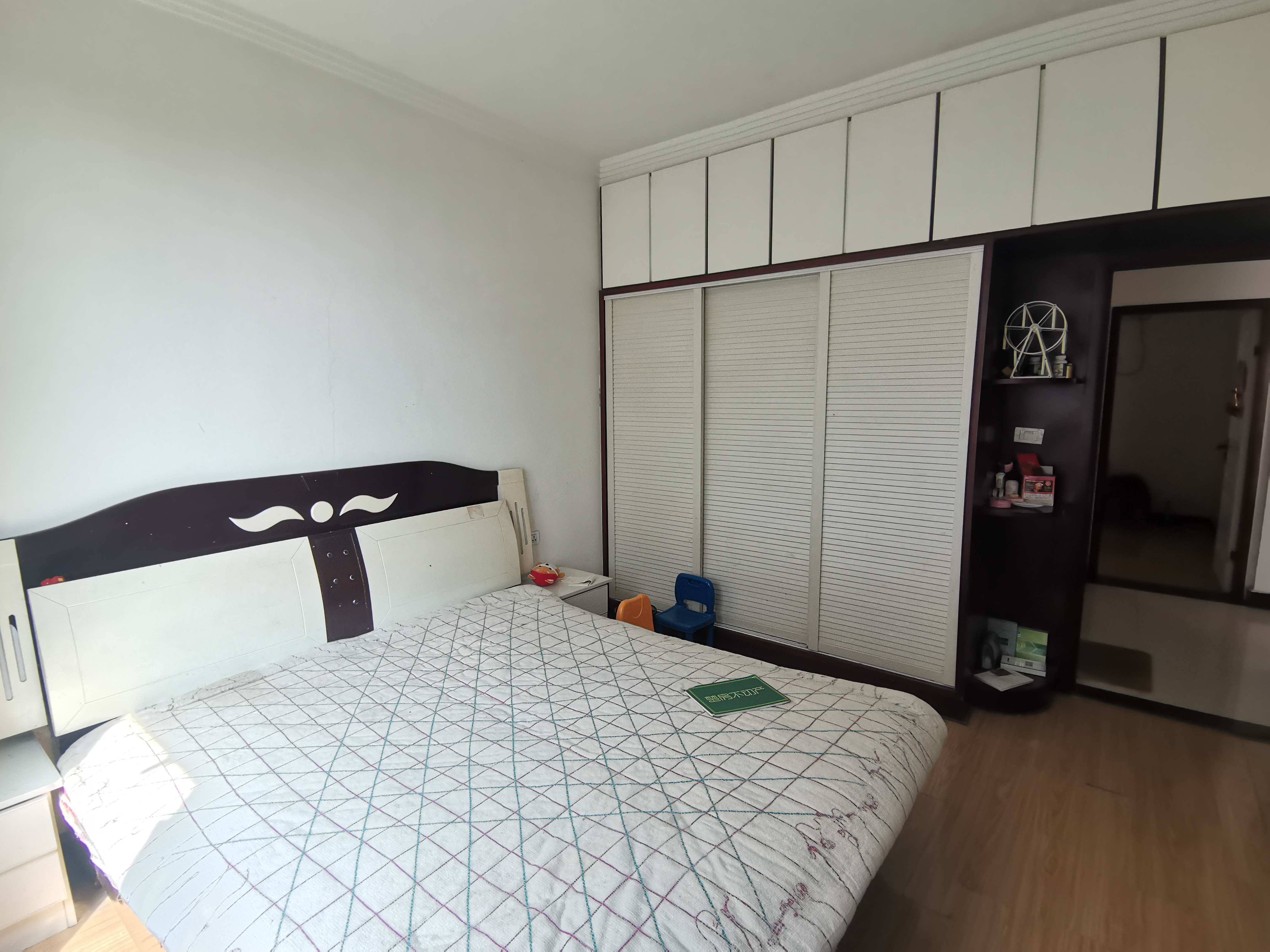 锦绣龙城精装大两房。家具家电齐全领包入住，楼层 好可按揭贷款