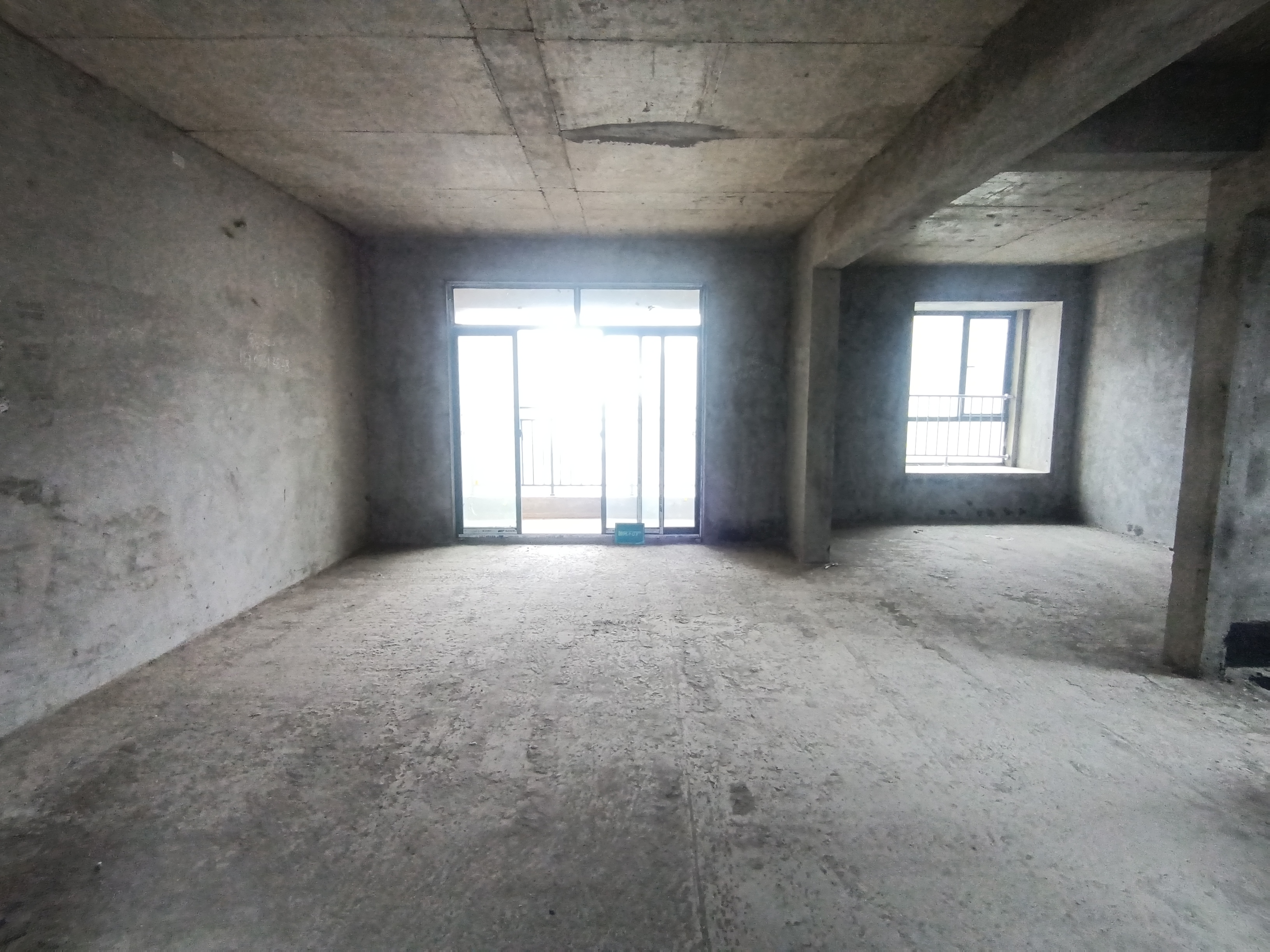 新街 毛坯三房 户型好  南北通透  楼下就是菜场