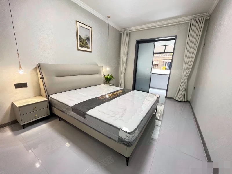 武商附近，步梯一楼，精装三房两卫，带院子，满五，全新装修，老证