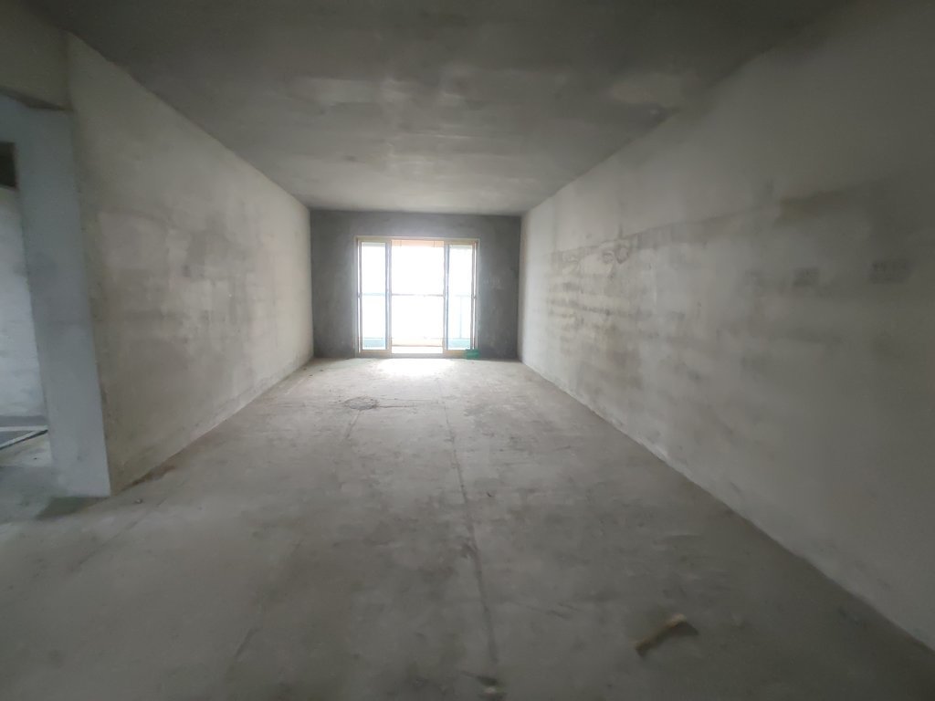 御湖世家 毛坯三房单嫁4000多 送车位