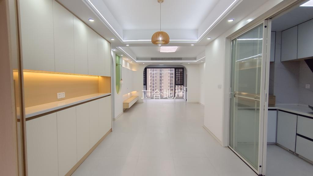 满庭春七期，次新小区，中间好楼层16楼，东边户，业主自装，一天未住，全屋奶油风，